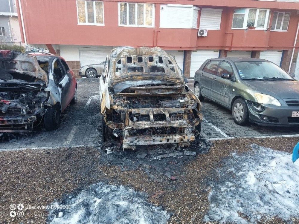 FOTO // Incendiu nocturn în Capitală. Un Mitsubishi a ars complet, iar alte două automobile au fost afectate parțial